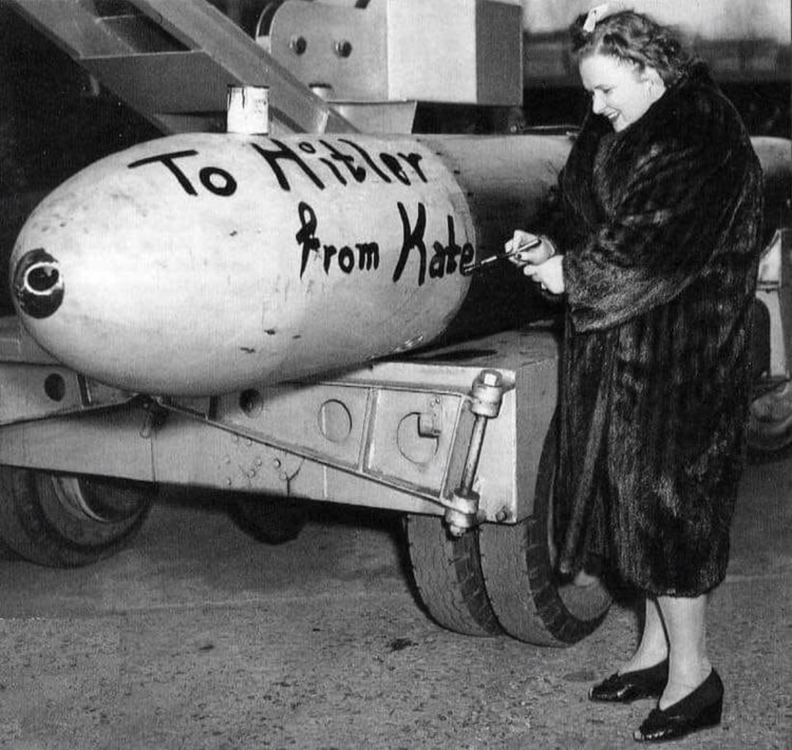 Hello bomb. Надпись бомба. Бомбы Великой Отечественной войны. Надписи на снарядах и бомбах. Надписи на бомбах второй мировой.
